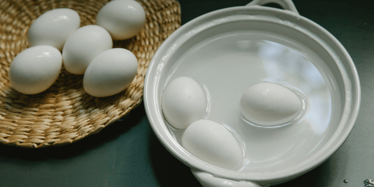 왼쪽 바구니에 담긴 계란5개 오른쪽 계란3개 넣은 냄비